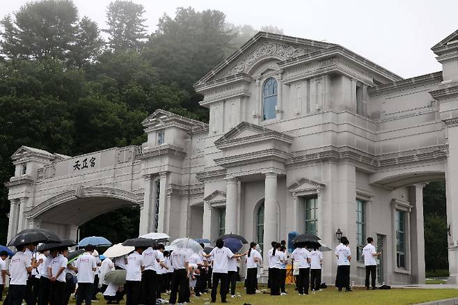 가평 통일교 천정궁 앞에 모인 신도들의 모습. 박종민 기자