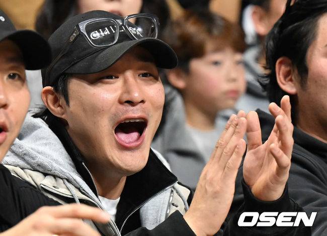 [OSEN=부산, 이석우 기자] 14일 부산 사직체육관에서 2025-2026 LG전자 프로농구 부산 KCC와 안양 정관장의 경기가 열렸다.정관장전 2전 전패를 기록중인 KCC에 최준용이 무릎 부상 털고 돌아왔다.김하성이 KCC와 정관장의 경기를 관람하고 있다. 2025.12.14 / foto0307@osen.co.kr