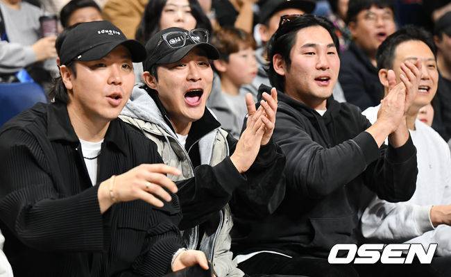 [OSEN=부산, 이석우 기자] 14일 부산 사직체육관에서 2025-2026 LG전자 프로농구 부산 KCC와 안양 정관장의 경기가 열렸다.정관장전 2전 전패를 기록중인 KCC에 최준용이 무릎 부상 털고 돌아왔다.김하성과 키움 김재현과 임지열이 KCC와 정관장의 경기를 관람하고 있다. 2025.12.14 / foto0307@osen.co.kr