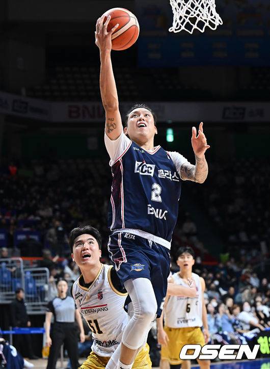 [OSEN=부산, 이석우 기자] 14일 부산 사직체육관에서 2025-2026 LG전자 프로농구 부산 KCC와 안양 정관장의 경기가 열렸다.정관장전 2전 전패를 기록중인 KCC에 최준용이 무릎 부상 털고 돌아왔다.부산 KCC 최준용이 안양 정관장 한승희의 마크를 피해 골밑슛을 시도하고 있다. 2025.12.14 / foto0307@osen.co.kr