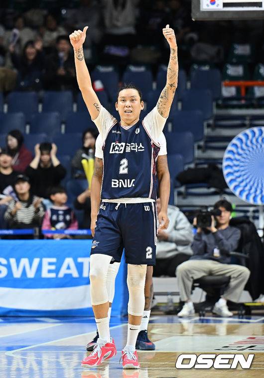 [OSEN=부산, 이석우 기자] 14일 부산 사직체육관에서 2025-2026 LG전자 프로농구 부산 KCC와 안양 정관장의 경기가 열렸다.정관장전 2전 전패를 기록중인 KCC에 최준용이 무릎 부상 털고 돌아왔다.부산 KCC 최준용이 골을 성공시킨 허웅을 보며 엄지척을 하고 있다. 2025.12.14 / foto0307@osen.co.kr