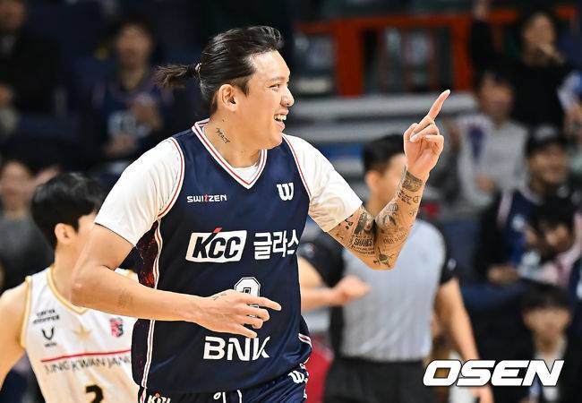 [OSEN=부산, 이석우 기자] 14일 부산 사직체육관에서 2025-2026 LG전자 프로농구 부산 KCC와 안양 정관장의 경기가 열렸다.정관장전 2전 전패를 기록중인 KCC에 최준용이 무릎 부상 털고 돌아왔다.부산 KCC 최준용이 골을 성공시키고 세리머니를 하고 있다. 2025.12.14 / foto0307@osen.co.kr