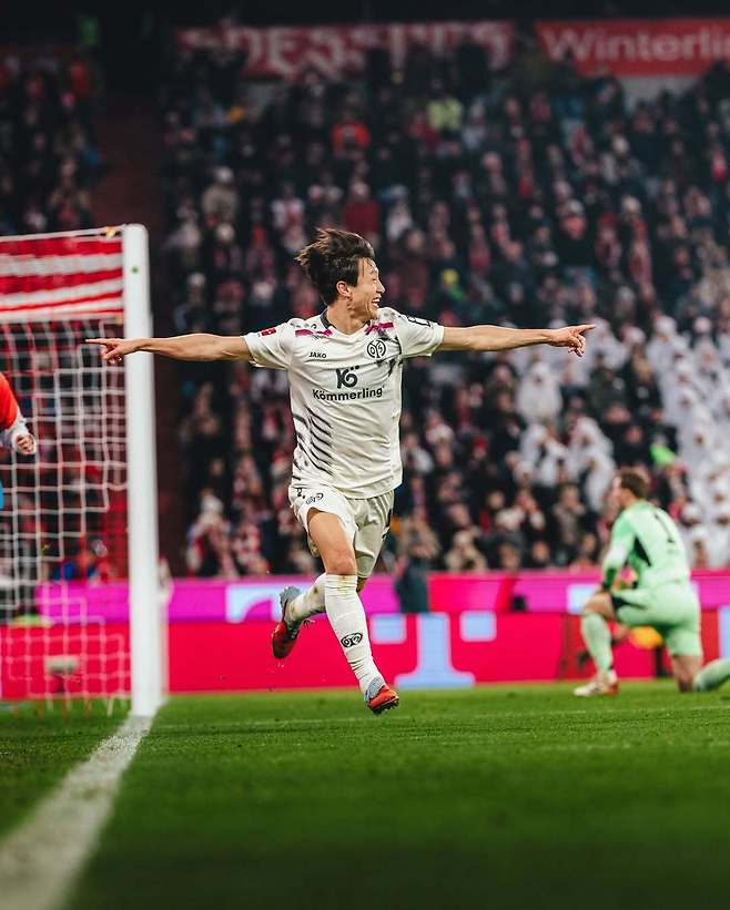 마인츠 이재성이 15일 독일 뮌헨의 알리안츠 아레나에서 열린 바이에른 뮌헨과의 2025~2026 독일 분데스리가 14라운드 원정 경기에서 1-1로 맞선 후반 22분 다이빙 헤더골을 넣은 뒤 환호하고 있다. 마인츠 인스타그램 캡처