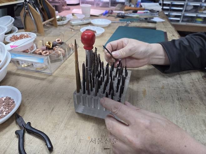 김 대표가 유물 제작 및 무늬 재현을 위해 직접 만든 공구.