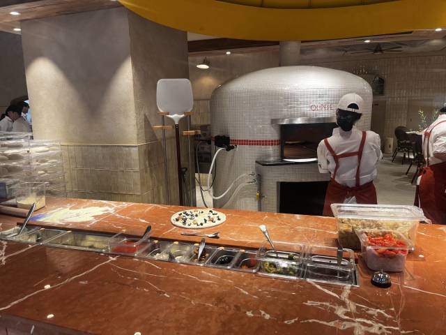 올리페페 매장 내부에 설치된 오픈형 주방에서 직원이 피자를 굽고 있다. 노현영 기자