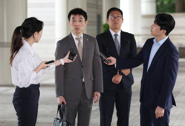 김용현 전 국방부장관에 대한 구속영장 심문이 진행된 6월 25일 서초구 서울중앙지방법원에서 김 전 장관의 변호인인 이하상 변호사가 취재진 질문에 답하고 있다. 연합뉴스