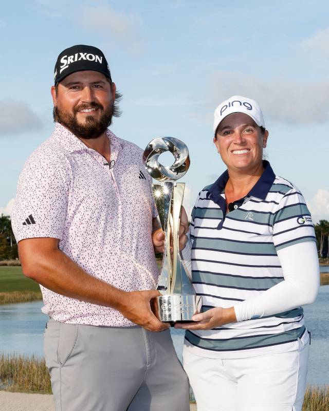 트로피 들고 포즈 취하는 앤드루 노백(왼쪽)과 로런 코글린. AFP연합뉴스