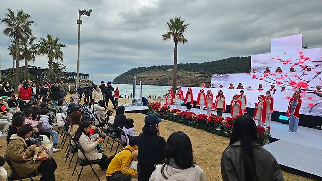 디지털 관광증 '나우다' 가입자 10만 돌파 기념행사가 12월13일 함덕해수욕장에서 열리고 있다. ⓒ제주도 제공