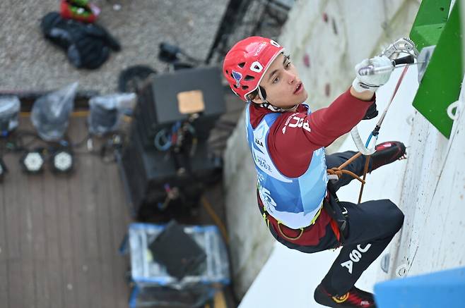 아이스클라이밍 선수가 경기를 진행하고 있다. ⓒ청송군 제공