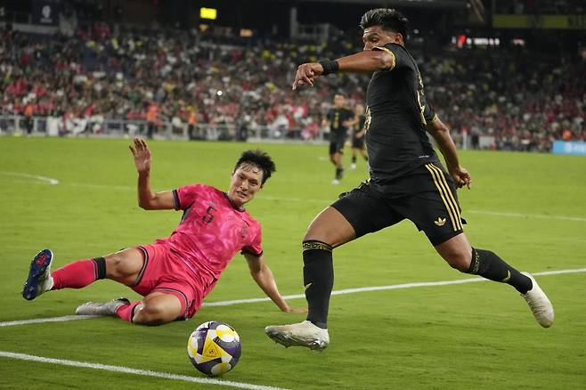 멕시코는 내년 6월 북중미월드컵서 펼칠 한국과 맞대결을 대비하고자 최근 과르다도의 대표팀 코치 선임을 추진했다. 이어 내년 3월 포르투갈과 홈 평가전도 잡았다. 사진은 올해 9월 10일(한국시간) 미국 내슈빌의 지오디스파크에서 열린 한국과 멕시코의 평가전 모습. 경기는 2-2 무승부로 끝났다. 내슈빌(미 테네시 주)│AP뉴시스