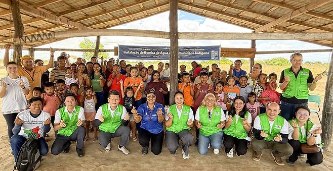 국제위러브유가 11일(현지시각) 브라질 호라이마주 아마존 원주민마을에 물펌프 2대·태양광 패널을 설치하고 기증식을 열었다.&nbsp;