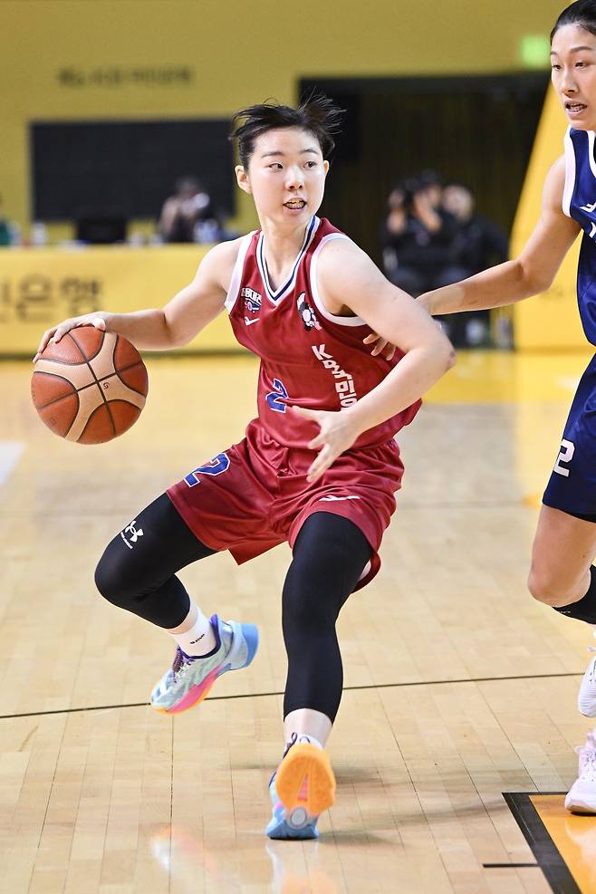 KB스타즈 허예은(왼쪽)이 15일 청주체육관에서 열린 삼성생명전에서 이해란의 수비를 뚫고 공격을 시도하고 있다. 사진제공｜WKBL