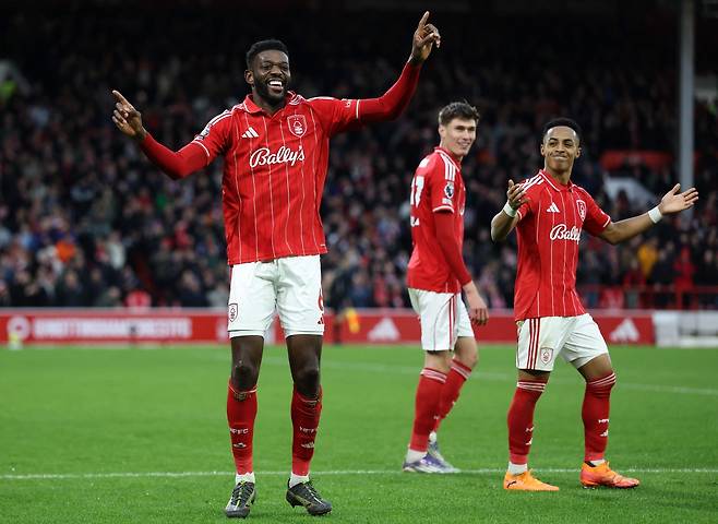 이브라힘 상가레(왼쪽)가 14일 영국 노팅엄의 시티 그라운드에서 열린 토트넘과의 2025~2026 잉글랜드 프리미어리그 홈경기에서 팀의 세 번째 골을 넣은 뒤 세리머니를 하고 있다.   노팅엄 | AFP연합뉴스