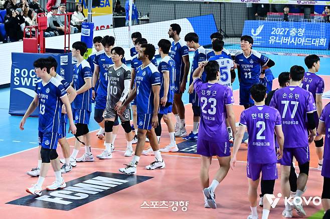 삼성화재 선수단이 지난 14일 대전 충무체육관에서 열린 진에어 2025~2026 V리그 홈 경기 우리카드전에서 9연패에 빠진 뒤 팬들에게 인사하면서 코트를 나서고 있다. KOVO 제공