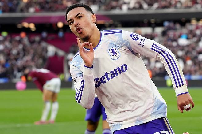 애스턴 빌라 모건 로저스가 14일 웨스트햄전에서 골을 넣은 뒤 세리머니하고 있다. AP연합뉴스