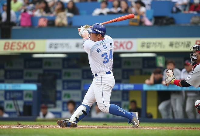 ▲ 내년에는 다시 삼성 유니폼을 입고 뛰는 모습을 볼 수 있는 최형우 ⓒ삼성 라이온즈