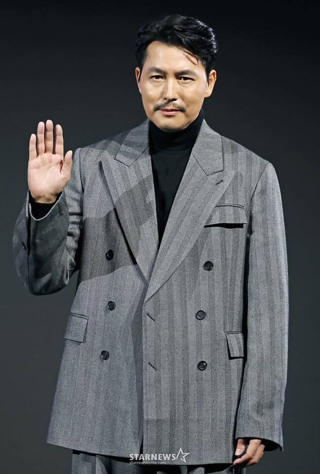 배우 정우성이 15일 오전 서울 강남구 그랜드 인터컨티넨탈 서울 파르나스 호텔에서 진행된 디즈니+ 오리지널 시리즈 '메이드 인 코리아' 제작발표회에 참석해 포즈를 취하고 있다. 부와 권력에 대한 야망을 지닌 남자와 그를 막기 위해 모든 것을 내던진 검사, 시대의 소용돌이 속 펼쳐지는 이야기 '메이드 인 코리아'는 오는 24일 공개된다. /2025.12.15 /사진=이동훈 photoguy@