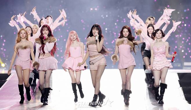 그룹 아이브가 6일 대만 가오슝 내셔널 스타디움에서 진행된 스타뉴스 주최 '10주년 아시아 아티스트 어워즈 2025(10th Anniversary Asia Artist Awards 2025, '10주년 AAA 2025')에서 멋진 무대를 선보이고 있다.   12월 6일~7일 양일에 걸쳐 가오슝 내셔널 스타디움에서 펼쳐지는 '10주년 아시아 아티스트 어워즈 2025(10th Anniversary Asia Artist Awards 2025, '10주년 AAA 2025')'와 페스타 'ACON 2025'는 MTN(머니투데이방송)과 위버스(Weverse)를 통해 각각 TV와 온라인 스트리밍으로 생중계 된다.  /2025.12.06 /사진=김휘선 hwijpg@