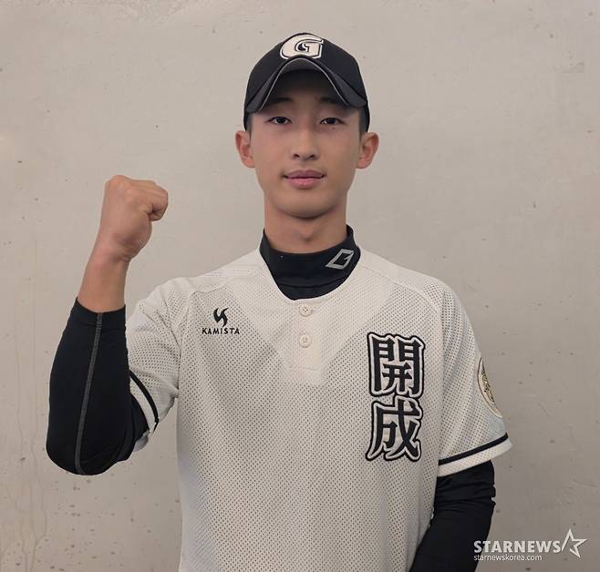 개성고 강영은이 15일 서울특별시 송파구 방이동에 위치한 올림픽파크텔에서 열린 '2025년 야구소프트볼인의 밤'에서 이영민 타격상을 수상하고 있다. /사진=김동윤 기자