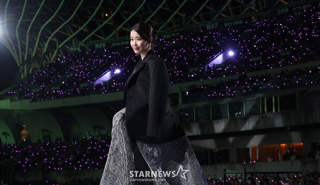 배우 아이유가 6일 가오슝 내셔널 스타디움에서 진행된 스타뉴스 주최 '10주년 아시아 아티스트 어워즈 2025(10th Anniversary Asia Artist Awards 2025, '10주년 AAA 2025')에서 대상에 호명된 후 관중의 축하를 받으며 무대로 향하고 있다.   12월 6일~7일 양일에 걸쳐 가오슝 내셔널 스타디움에서 펼쳐지는 '10주년 아시아 아티스트 어워즈 2025(10th Anniversary Asia Artist Awards 2025, '10주년 AAA 2025')'와 페스타 'ACON 2025'는 MTN(머니투데이방송)과 위버스(Weverse)를 통해 각각 TV와 온라인 스트리밍으로 생중계 된다. /사진=김진경 kim.jinkyung@