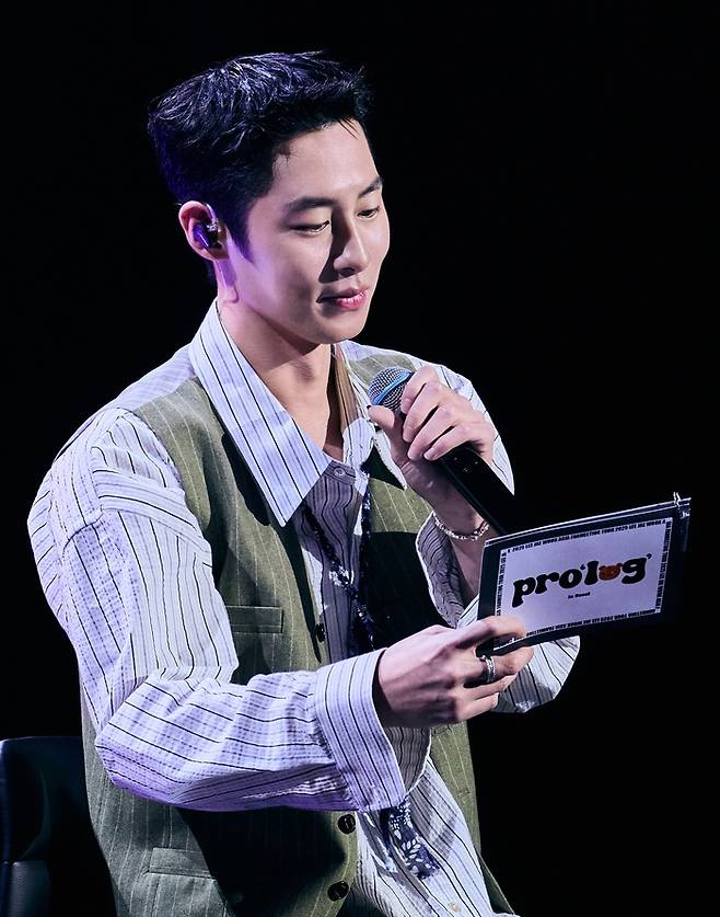 이재욱. 사진로그스튜디오