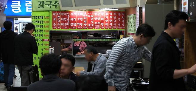 직급이 높을수록 혼밥 비율은 떨어졌다. [사진 | 뉴시스]
