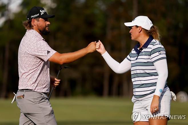 앤드루 노백(왼쪽)과 로런 코글린 [AFP=연합뉴스]