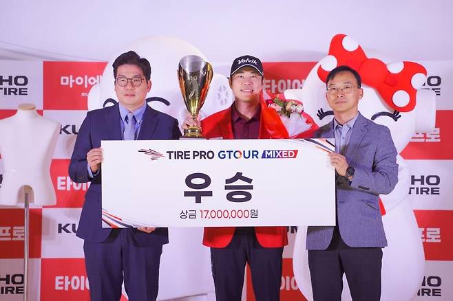 2025 타이어프로 G투어 MIXED 5차 대회에서 우승한 김민수(가운데) [인터컴 제공. 재배포 및 DB 금지]