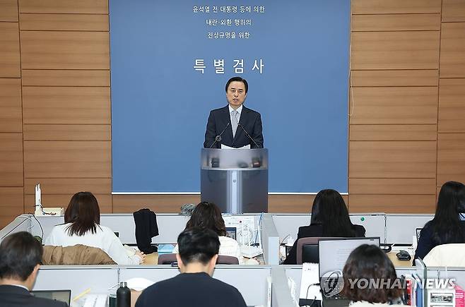 내란특검 최종 수사 결과 발표하는 조은석 특별검사 (서울=연합뉴스) 김성민 기자 = 조은석 특별검사가 15일 서울 서초구 서울고검 기자실에서 12·3 비상계엄 사태 관련 내란·외환 사건 최종 수사 결과를 발표하고 있다. 2025.12.15 ksm7976@yna.co.kr