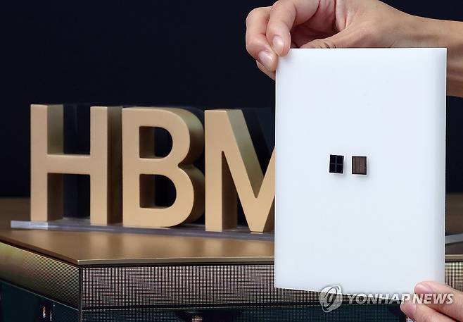 HBM4대전 본격 스타트 (경주=연합뉴스) 이동해 기자 = 28일 경북 경주 엑스포공원 에어돔에서 열린 'K-테크 쇼케이스' SK 부스에서 관계자가 6세대 고대역폭 메모리인 HBM4를 소개하고 있다. 2025.10.28 eastsea@yna.co.kr