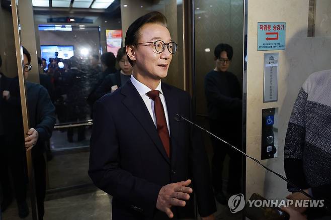 국회의원회관 사무실 나서며 질문에 답하는 전재수 전 장관 (서울=연합뉴스) 신현우 기자 = 전재수 전 해양수산부 장관이 15일 국회의원회관 내 사무실에서 나오며 취재진 질문에 답하고 있다. 2025.12.15 nowwego@yna.co.kr