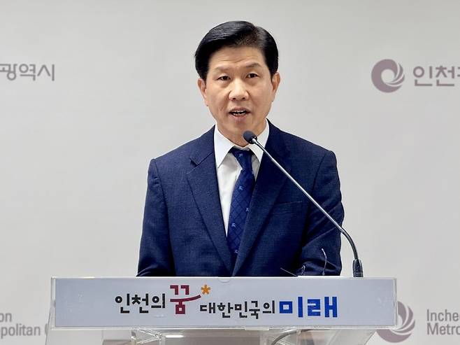 ▲ 장철배 인천시 교통국장이 16일 오전 시청 브리핑룸에서 기자 간담회를 열고 주요 현안 사업을 설명하고 있다.