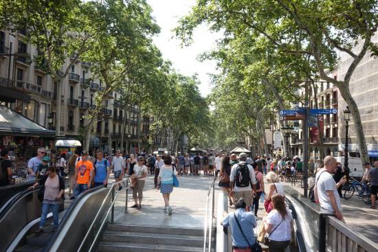 람블라스(La Rambla)는 스페인 바르셀로나를 상징하는 1.2km에 달하는 명품 거리입니다. 장대한 플라타너스가 식재된 이 길은 언제나 보행자들로 붐비지요. 거리 공연과 노점, 카페, 꽃과 기념품 가게 등 상업과 문화 요소가 즐비한 이곳은 쇼핑과 문화를 만끽할 수 있는 매력적인 곳입니다. 지하철과 연결되어 있어 더욱 편리하지요.