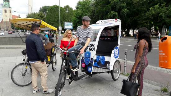 복잡한 도심 관광과 이동 수단을 겸한 베를린의 자전거 택시(Rikscha/독, Pedicab/영) 입니다. 2-3인용으로 페달로 이동하며 도심광장이나 공원에서 주로 운행되지요.
