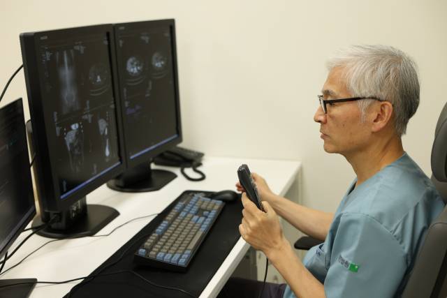 해운대부민병원의 통합진료 시스템은 정확한 진단과 신속한 치료로 환자 중심의 새로운 패러다임을 구축한다. 해운대부민병원 강대환(위) 병원장이 내시경 역행 담췌관 조영술 시술하는 모습과 영상의학과 이준우 원장이 음성인식 전자의무기록 기술을 이용해 영상 판독하는 모습. 해운대부민병원 제공