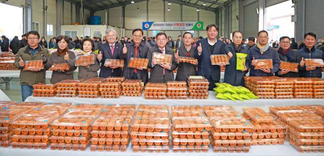 16일 경남 산청군 시천면 산청곶감유통센터에서 ‘2025년 지리산 산청곶감 초매식’이 개최됐다. 산청군 제공