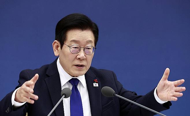 [세종=뉴시스] 최동준 기자 = 이재명 대통령이 16일 세종시 정부세종컨벤션센터에서 열린 보건복지부(질병관리청)·식품의약품안전처 업무보고에서 발언하고 있다. 2025.12.16. photocdj@newsis.com