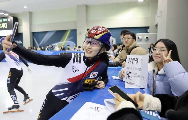 쇼트트랙 대표팀 최민정이 2026 밀라노-코르티나담페초 동계올림픽 'D-50 팬 초청 오픈 트레이닝' 행사에서 팬들과 셀카를 찍고 있다. 사진=대한체육회