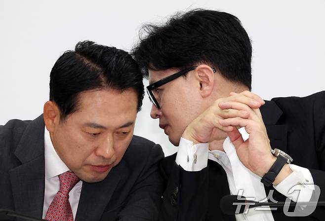 2024년 10월 10일 당시 한동훈 국민의힘 대표가 인천시 강화군 강화문화원에서 열린 현장최고위원회에서 장동혁 최고위원과 대화를 하고 있는 모습. 2024.10.10/뉴스1 ⓒ News1 김명섭 기자