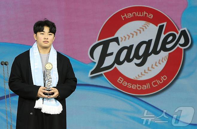 한화 이글스 문현빈이 1일 서울 광진구 그랜드 워커힐 호텔에서 열린 한국프로야구선수협회 '2025 컴투스프로야구 리얼글러브 어워드'에서 팬스초이스에 선정된 뒤 기념 촬영을 하고 있다. 2025.12.1/뉴스1 ⓒ News1 김진환 기자