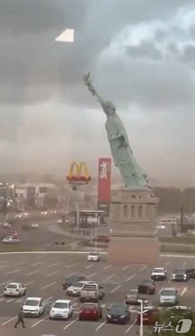 브라질 구아이바에서 15일(현지시간) 강풍에 자유의 여신상 복제품이 쓰러졌다. (출처=엑스) 2025.12.15./뉴스1