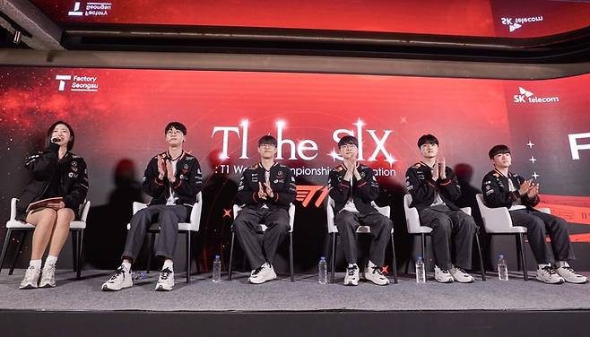 15일 T팩토리 성수에서 T1 선수들이 ‘2025 리그 오브 레전드 월드 챔피언십’ 우승을 기념해 팬미팅 행사를 진행하고 있다. 사진 | SK텔레콤