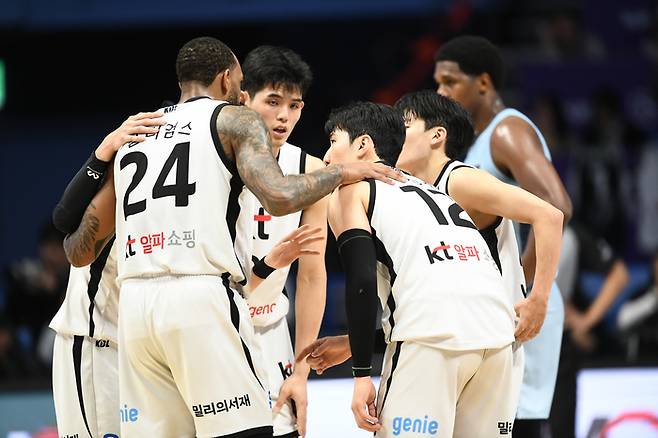 수원KT가 16일 고양소노아레나에서 열린 2025~2026 LG전자 프로농구 고양소노에 86-85 역전승했다. 사진 | KBL