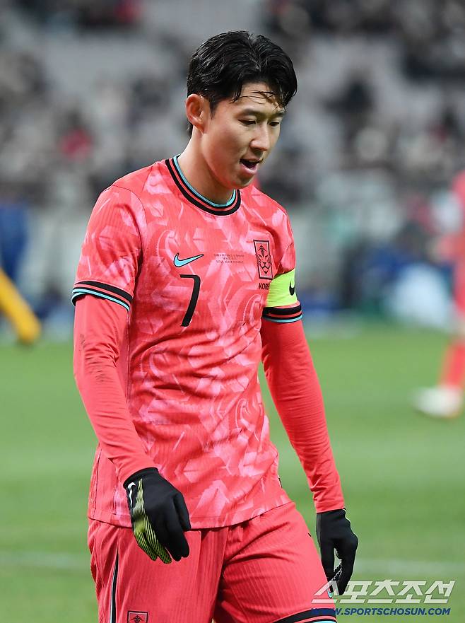 18일 서울월드컵경기장에서 열린 한국과 가나의 축구대표팀 평가전. 손흥민이 공격을 실패한 후 아쉬워하고 있다. 상암=정재근 기자 cjg@sportschosun.com/2025.11.18/