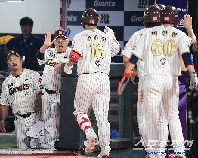 26일 부산 사직야구장에서 열린 KBO리그 롯데와 삼성의 경기. 7회말 2사 만루. 역전 만루 홈런을 날린 롯데 김민성. 부산=송정헌 기자songs@sportschosun.com/2025.09.26/