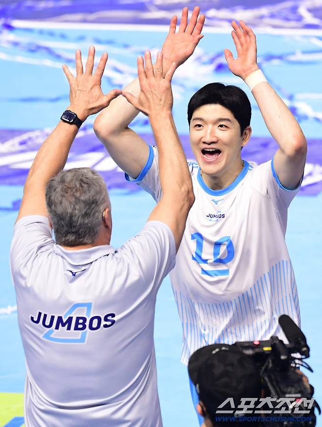 16일 인천 계양체육관에서 열린 V리그 남자부 대한항공과 현대캐피탈의 경기. 대한항공이 현대캐피탈에 세트스코어 3-0으로 승리했다. 경기 종료 후 헤난 감독과 하이파이브를 나누고 있는 정지석. 인천=송정헌 기자songs@sportschosun.com/2025.12.16/