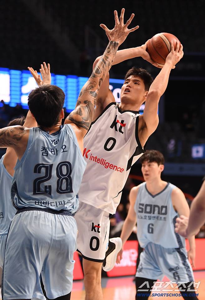 16일 고양체육관에서 열린 프로농구 고양 소노-수원 KT전. KT 하윤기가 소노 켐바오를 제치며 골밑슛을 시도하고 있다. 고양=정재근 기자 cjg@sportschosun.com/2025.12.16/