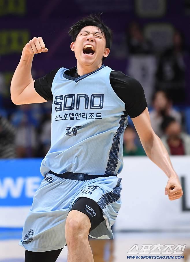 16일 고양체육관에서 열린 프로농구 고양 소노-수원 KT전. 소노 강지훈이 4쿼터 막판 경기를 역전시키는 3점슛을 넣은 후 환호하고 있다. 고양=정재근 기자 cjg@sportschosun.com/2025.12.16/