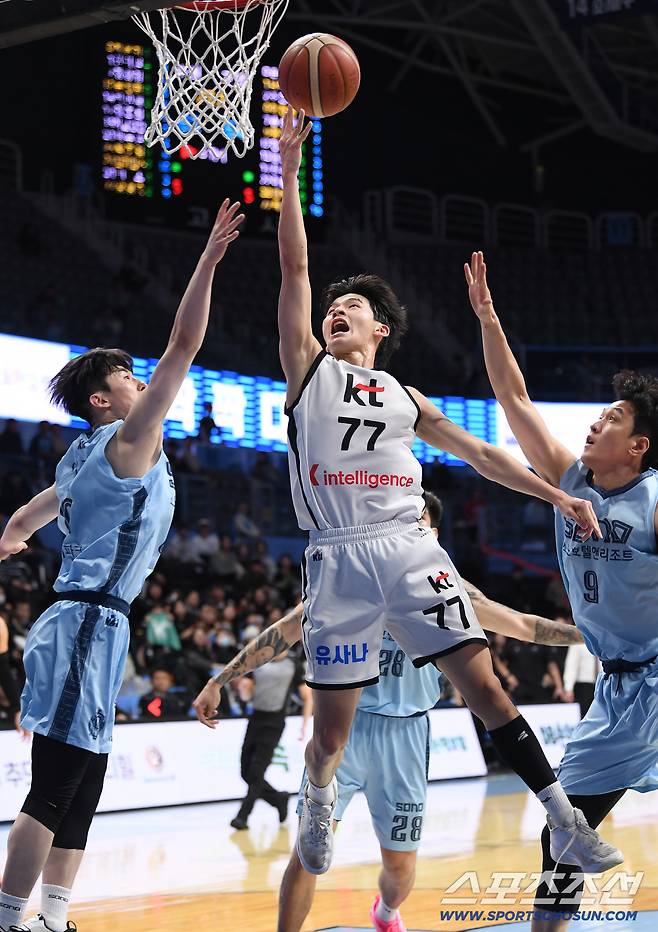 16일 고양체육관에서 열린 프로농구 고양 소노-수원 KT전. KT 강성욱이 소노 이정현과 정희재를 제치며 레이업슛을 시도하고 있다. 고양=정재근 기자 cjg@sportschosun.com/2025.12.16/