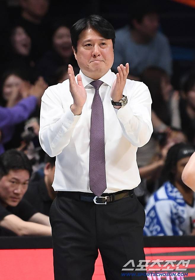 16일 고양체육관에서 열린 프로농구 고양 소노-수원 KT전. KT 문경은 감독이 4쿼터에 경기를 역전시키자 기뻐하고 있다. 고양=정재근 기자 cjg@sportschosun.com/2025.12.16/